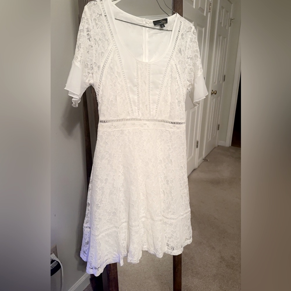 Suzanne Betro white lace ruffle trim a line dress  Medium